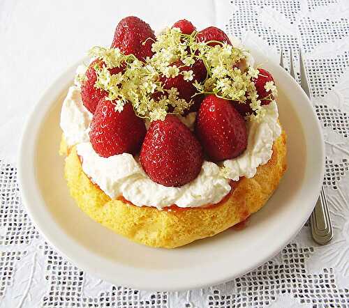6-inch Sponge Cake with Strawberries