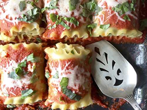 Lasagna rolls with roasted red pepper sauce