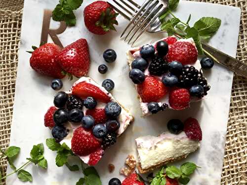 Easy-to-make cheesecake with lots of berries
