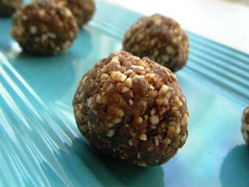 Raisin Almond Balls (Badam and Raisins Urundai) Recipe – Awesome Cuisine
