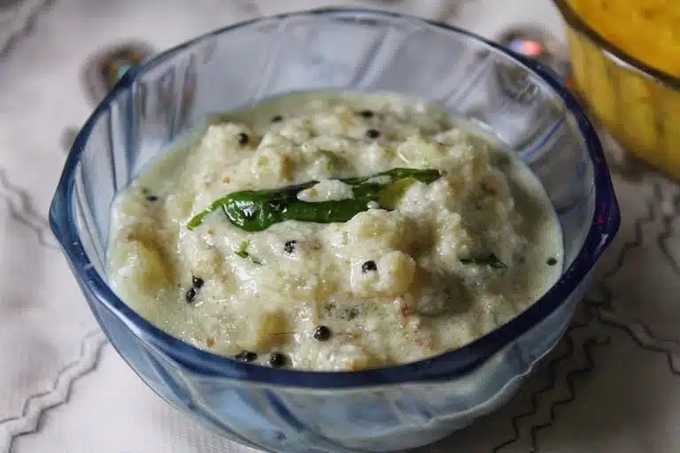 Cucumber Curd Pachadi (Vellarikai Thayir Pachadi)