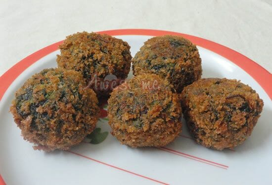 Crispy Spinach Croquettes made with a creamy spinach and garlic filling, coated in breadcrumbs and fried golden. A simple snack that works every time.