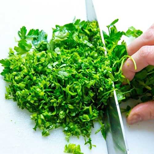 Best Parsley Substitute (Fresh or Dried): Chives and Carrot Greens (+More Easy Alternatives!)