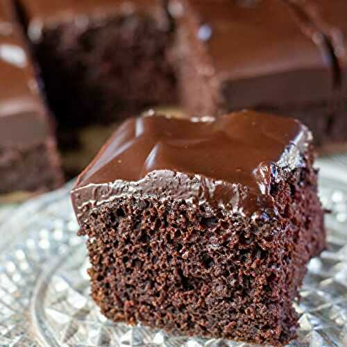Easy Chocolate Cake with Chocolate Ganache