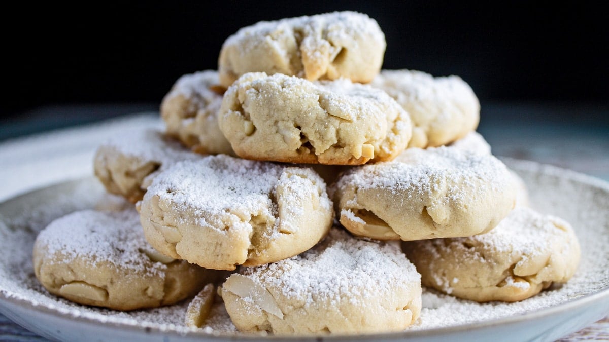 Greek Almond Cookies (Kourabiedes)