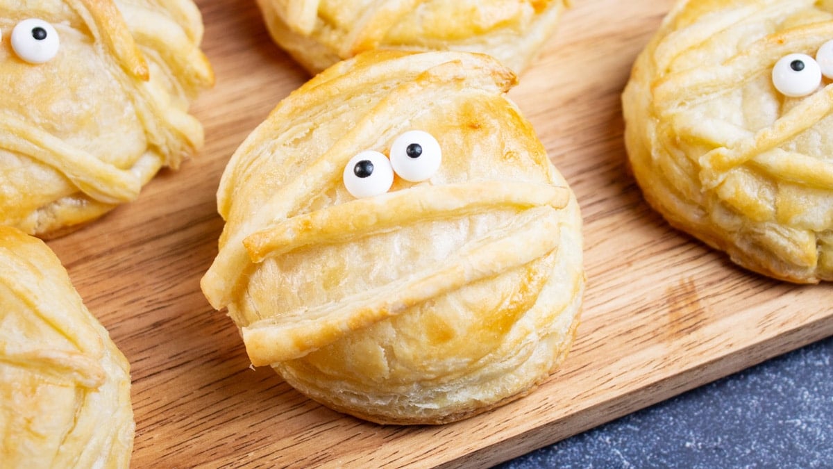 Halloween Baked Cheese Mummy