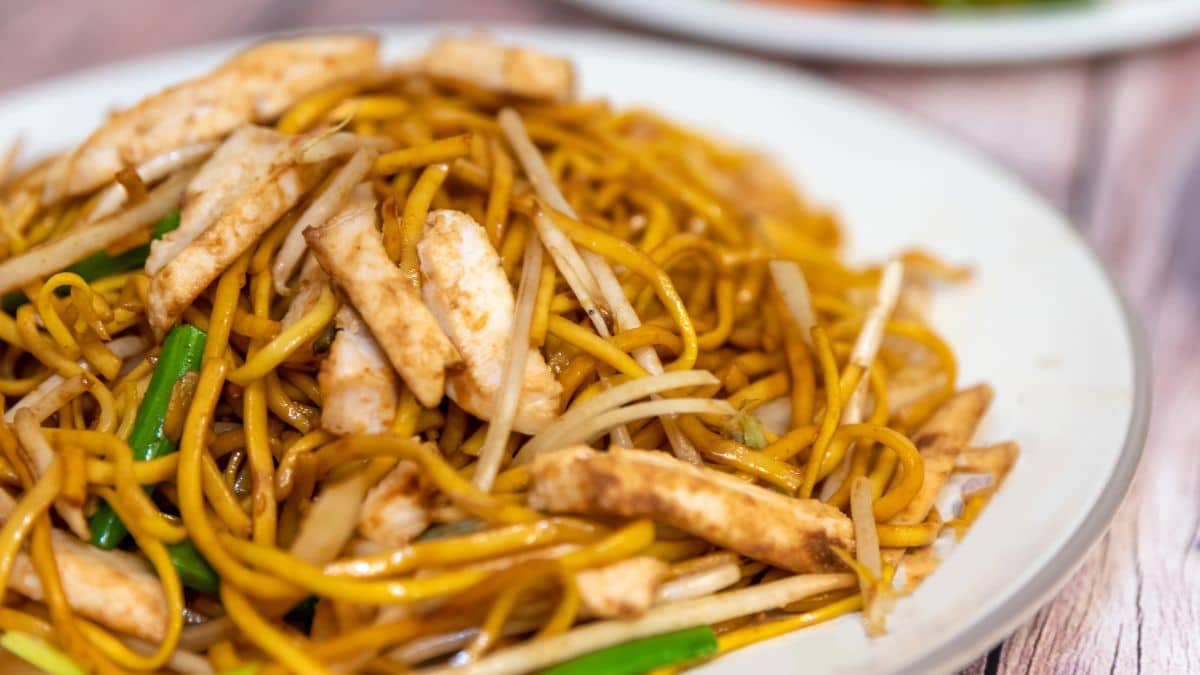 Chicken Chow Mein Calories and Nutrition: Cantonese Chow Mein (Everything You Need To Know!)