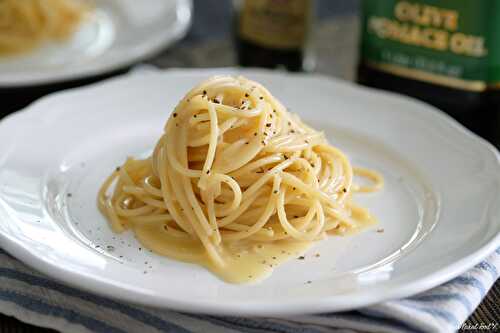 Cacio e Pepe (Spaghetti with Black Pepper and Pecorino Cheese)