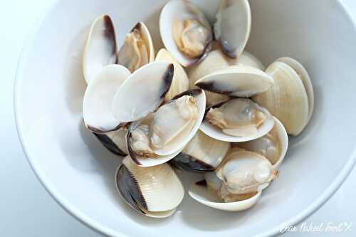 How to Clean Sand Out of Clams (No Soaking!) and Devein Prawns