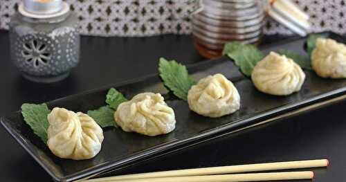Steamed dumplings with chili dipping sauce