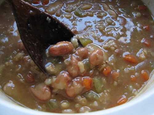 Bean soup recipe for the slow cooker or cooktop.