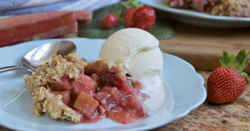 Easy Strawberry Rhubarb Crisp (with Oats and Brown Sugar)