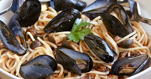 Mussel Pasta (Italian recipe with Olives and Tomatoes)