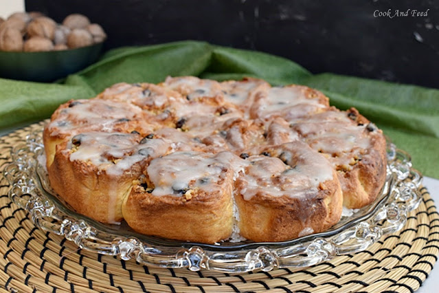 Ρολά Με Σταφίδες Και Καρύδια / Raisin-Walnut Rolls