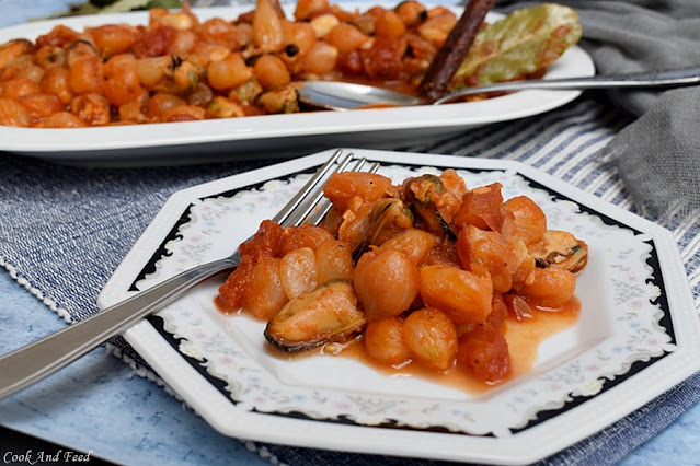Μύδια Στιφάδο / Stewed Mussels And Onions In A Tomato Sauce