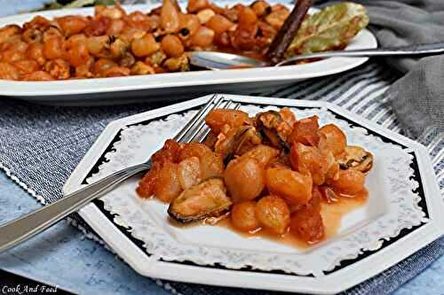 Μύδια Στιφάδο / Stewed Mussels And Onions In A Tomato Sauce