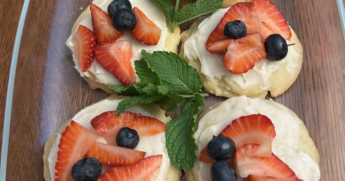 Mini Fruit Pizzas -- A NOVEL IDEA!