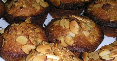Apple and almond breakfast muffins 