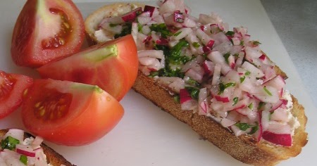 Quick bruschetta with goat cheese and radishes