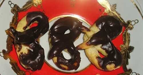 Quick chocolate-covered pretzels