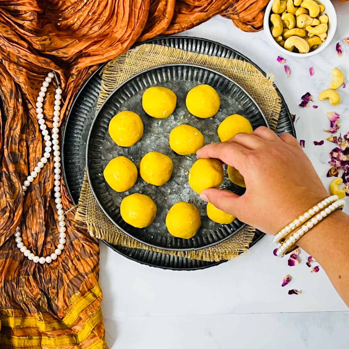 Mom's Besan Ladoo (Besan Laddu)