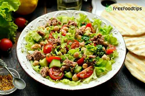 Mediterranean Salad with Chickpeas and Tuna | FreeFoodTips.com