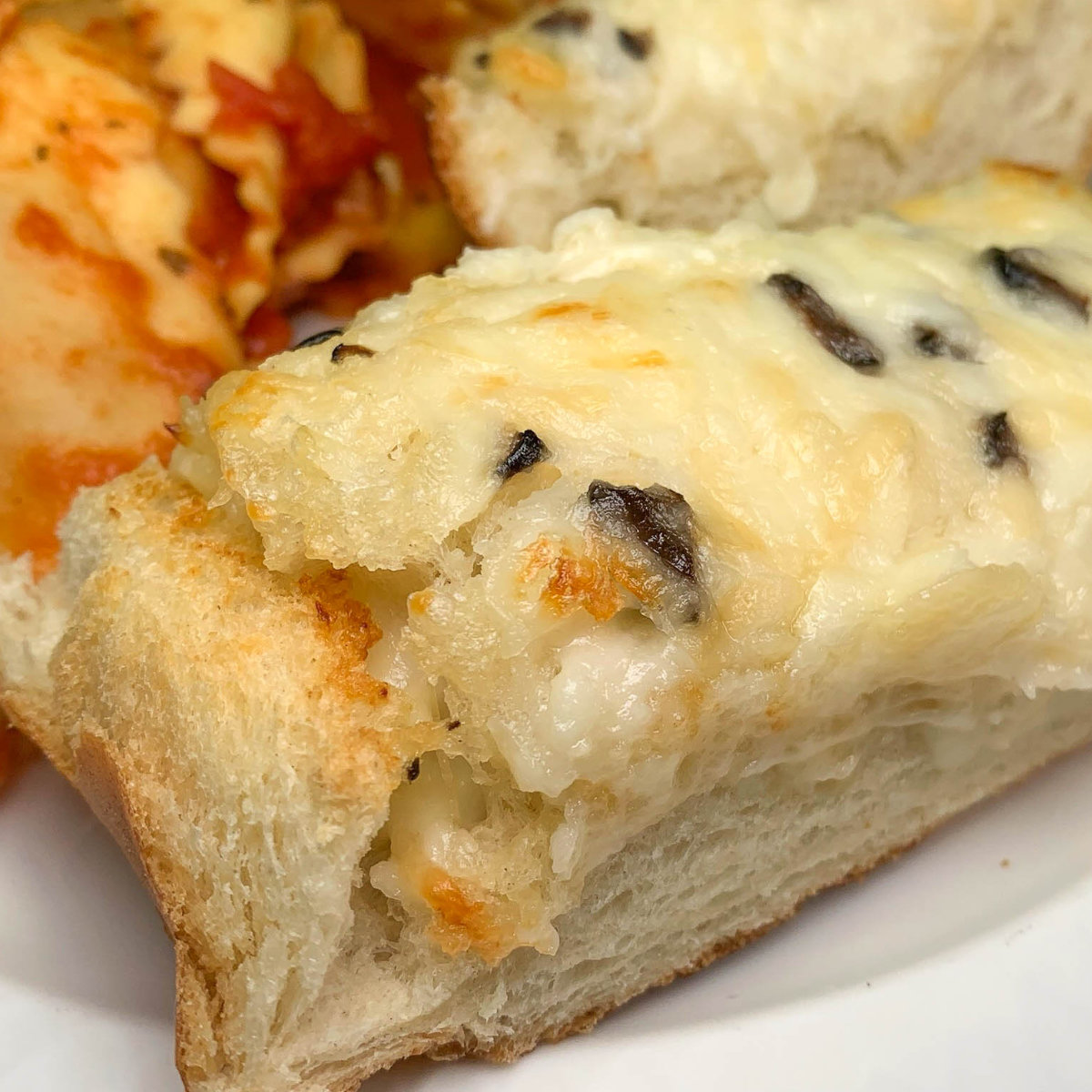 The Best Cheesy Garlic Bread