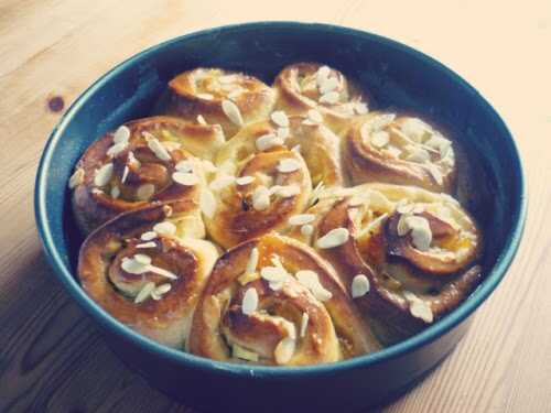 Apricot, apple and almond Chelsea Buns