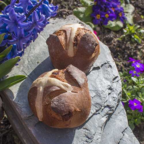 Easter Hot Cross Bunnies with rye and chocolate