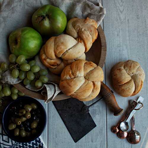 Knotted pesto dinner rolls