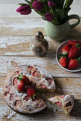 Strawberry yogurt cake with olive oil