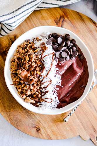 Dark Chocolate Cherry Smoothie Bowl - Keat's Eats