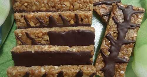 BARRES AU BEURRE D’ARACHIDES / PEANUT BUTTER BARS / BARRITAS CON MANTEQUILLA DE MANI / حلوى الطاقة بزبدة الفول السوداني