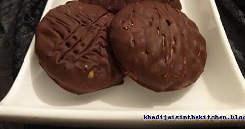BISCUITS AUX CACAHUÈTES ET AU CHOCOLAT / CHOCOLATE PEANUTS COOKIES / GALLETAS CON CACAHUETES Y CHOCOLATE / بيسكوي بالكاوكاو ( الفول السوداني ) و الشوكولاطة
