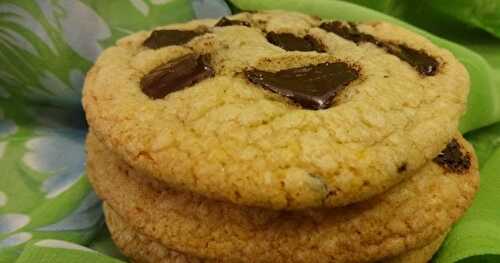 BISCUITS AUX MORCEAUX DE CHOCOLAT / CHOCOLATE CHUNK COOKIES / GALLETAS CON TROZOS DE CHOCOLATE / بيسكوي بالشوكولاطة
