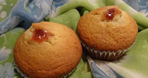 MUFFINS FOURRÉS À LA CONFITURE / JAM-FILLED MUFFINS / MUFFINS RELLENOS CON MERMELADA / مافن محشو بالمربى