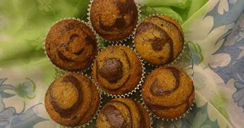 MUFFINS ZEBRÉS À LA BANANE / BANANA ZEBRA MUFFINS / MUFFINS CEBRA CON BANANA / مافن الموز مخطط بالكاكاو  