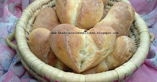 PAIN EN FORME DE COEUR/ HEART-SHAPED BREAD / PAN EN FORMA DE CORAZÓN / خبز على شكل قلب