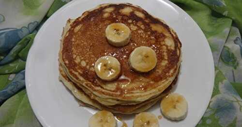 PANCAKES AU YAOURT GREC / GREEK YOGURT PANCAKES / PANQUEQUES CON YOGUR GRIEGO / بانكيك الياغورت اليوناني