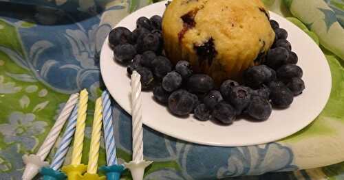 PETITS GÂTEAUX AUX BLEUETS / BLUEBERRY MUFFINS / MAGDALENAS DE ARÁNDANOS /  مافن بالتوت الأزرق 