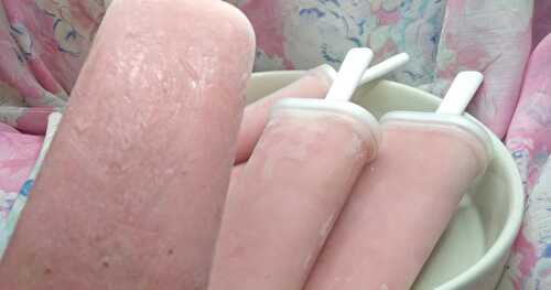 SUCETTES GLACÉES AUX FRAISES, BANANES ET YAOURT GREC / STRAWBERRY, BANANA AND GREEK YOGURT POPSICLES / PALETAS DE FRESA, PLÁTANO Y YOGUR GRIEGO / مصاصات التوت والموز الزبادي اليوناني