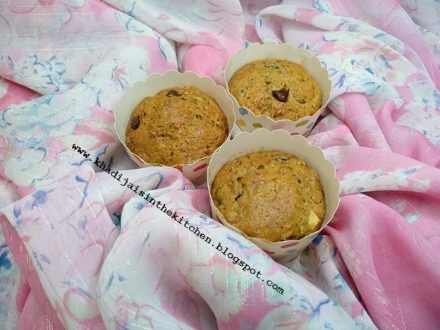 PETITS GÂTEAUX AUX COURGETTES ET AUX PÉPITES DE CHOCOLAT / ZUCCHINI-CHOCOLATE CHIP MUFFINS / MAGDALENAS DE CALABACÍN Y CHISPAS DE CHOCOLATE / مافن بالكوسة (قرع اخضر) و حبيبات الشوكولاتة 