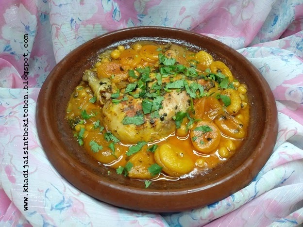 TAGINE DE POULET AUX ABRICOTS SECS ET AUX POIS CHICHES / CHICKEN TAGINE WITH DRIED APRICOTS AND CHICKPEAS / TAGINE DE POLLO CON ALBARICOQUES SECOS Y GARBANZOS / طاجين الدجاج بالمشمش المجفف والحمص