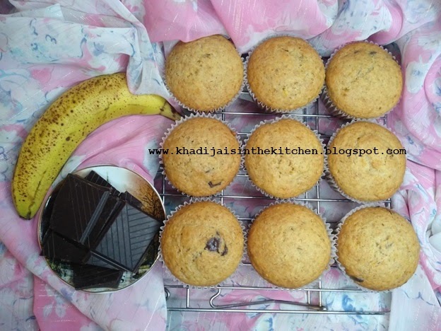 PETITS GÂTEAUX À LA FARINE DE BLÉ COMPLET, AU CHOCOLAT ET À LA BANANE / WHOLE WHEAT CHOCOLATE BANANA MUFFINS / MAGDALENAS DE HARINA INTEGRAL, CHOCOLATE Y PLÁTANO / مافن دقيق القمح و الموز و الشوكولاتة