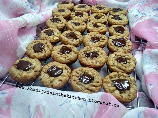 BISCUITS AU BEURRE D’ARACHIDES ET AUX FLOCONS D’AVOINE  / PEANUT BUTTER ROLLED OATS COOKIES  /GALLETAS DE MANTEQUILLA DE MANÍ Y COPOS DE AVENA  /بسكويت بزبدة الفول السوداني و رقائق الشوفان  