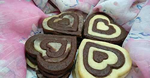 BISCUITS MARBRÉS EN FORME DE CŒUR / HEART-SHAPED MARBLED COOKIES / GALLETAS MARMOLADAS EN FORMA DE CORAZÓN / بسكويت رخامي على شكل قلب