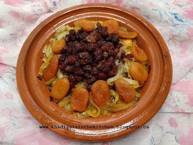 TAGINE DE POULET AUX ABRICOTS ET RAISINS SECS / CHICKEN TAGINE WITH DRIED APRICOTS AND RAISINS / TAGINE DE POLLO CON ALBARICOQUES SECOS Y PASAS / طاجين الدجاج بالمشمش المجفف والزبيب 