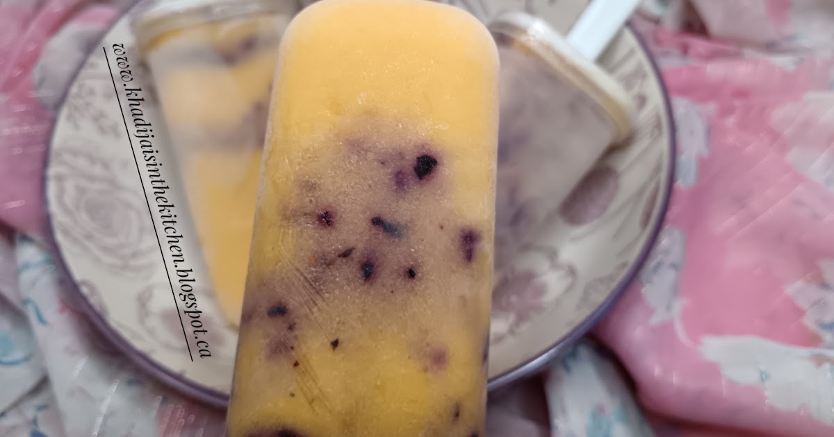 SUCETTES GLACÉES À LA MANGUE ET AUX BLEUETS / MANGO BLUEBERRY POPSICLES / PALETAS HELADAS DE MANGO Y ARÁNDANOS / مصاصات المانجو و التوت الأزرق المجمدة