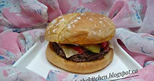 SANDWICH À LA VIANDE HACHÉE ET AU POIVRON ROUGE / GROUND MEAT AND RED PEPPER SANDWICH / SÁNDWICH DE CARNE PICADA Y PIMIENTO ROJO / ساندويتش لحم بقري مفروم مع فلفل أحمر