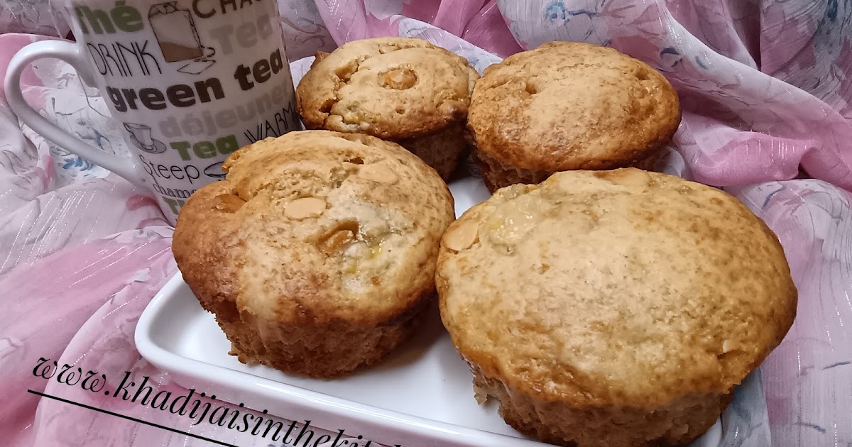 PETITS GÂTEAUX À LA BANANE ET AUX PÉPITES DE CHOCOLAT / BANANA AND CHOCOLATE CHIPS MUFFINS / MAGDALENAS DE PLÁTANO Y CHISPAS DE CHOCOLATE/مافن بالموز و حبيبات الشوكولاطة